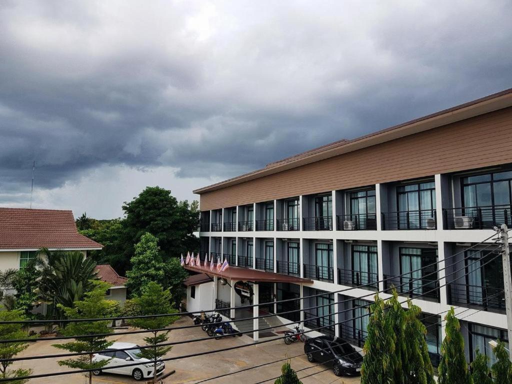 Pornsiri Hotel Sisaket Екстер'єр фото